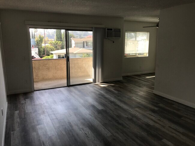 Balcony - 3173 Rowena Ave