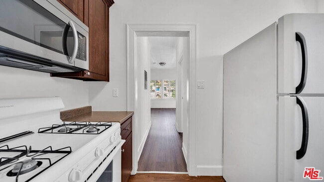 Building Photo - 806 W 40th Pl