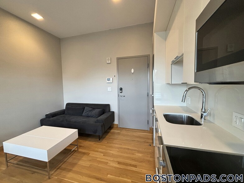 Building Photo - 115 Mt Auburn St