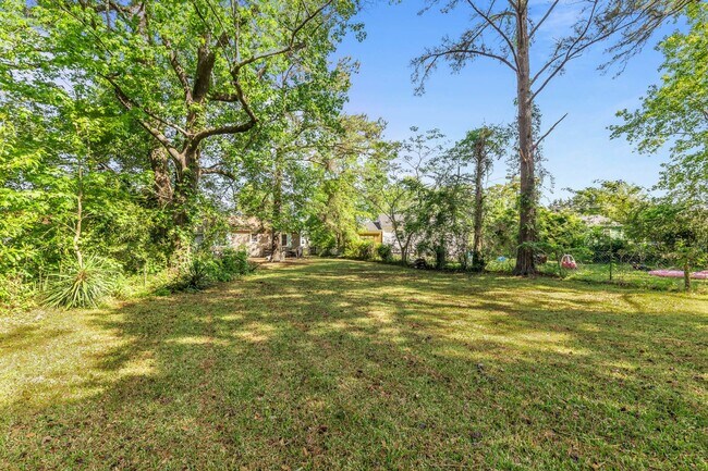Building Photo - Charming 2-Bedroom Home with Modern Updates!