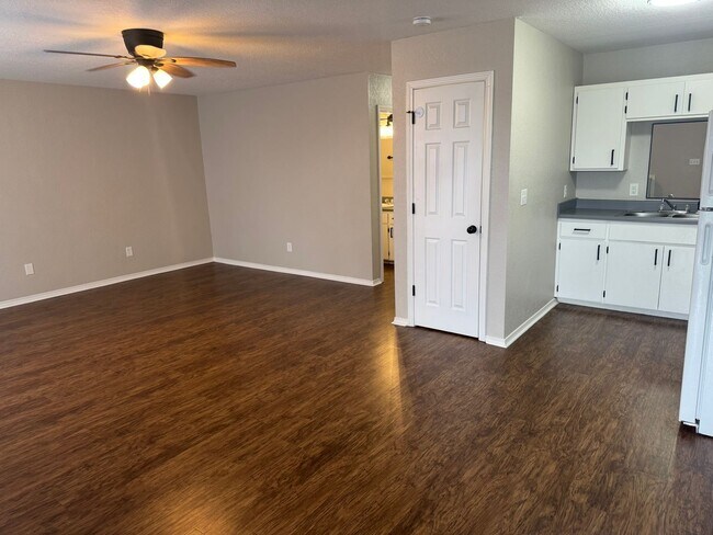 Building Photo - 323 S 12th St