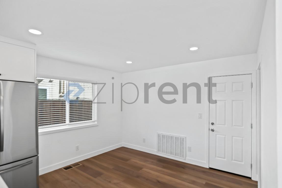 Building Photo - Unit