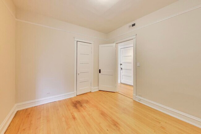 Building Photo - 4002 N Hermitage Ave