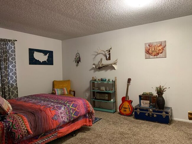Building Photo - 2 Bed/1 Bath - Pool, Fireplace, Laundry Fa...
