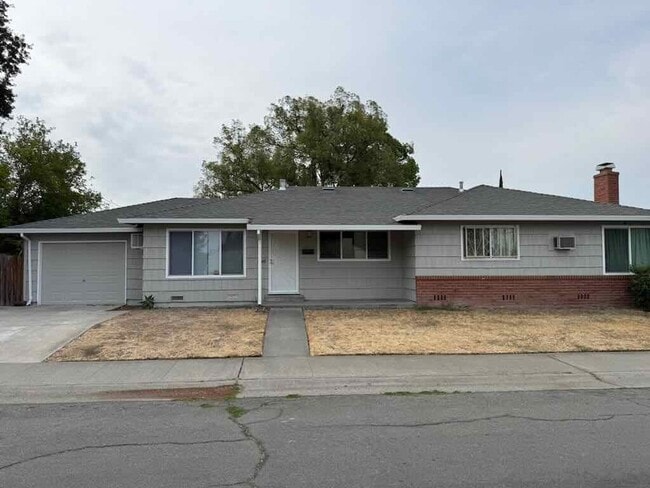Primary Photo - Updated 2 Bed/1 Bath 900 Sq.ft Duplex with...