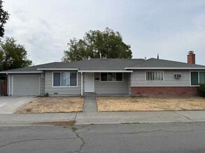 Building Photo - Updated 2 Bed/1 Bath 900 Sq.ft Duplex with...