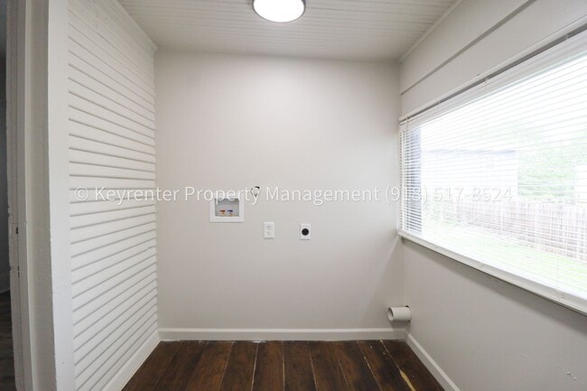 Building Photo - N Rosedale Ave Triplex