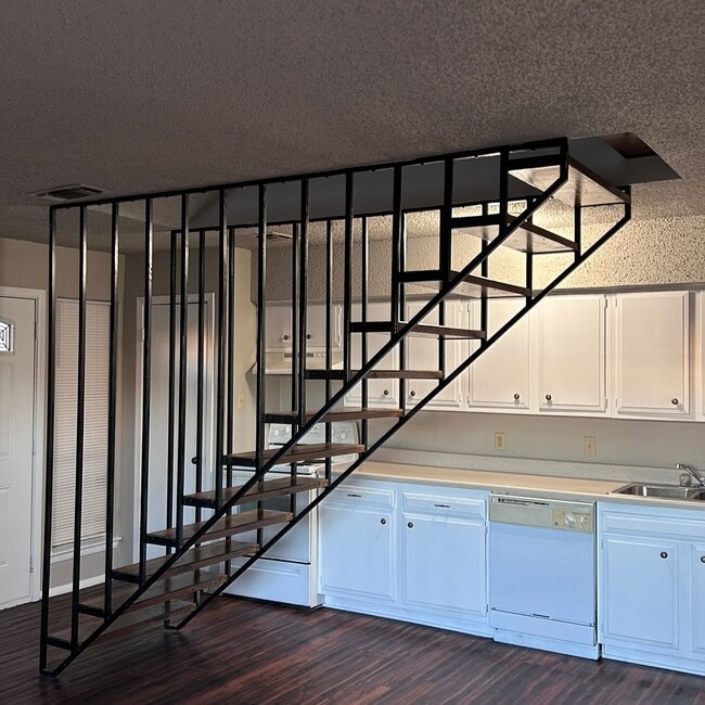 Building Photo - 2414 W Abram # W Arlington,76013