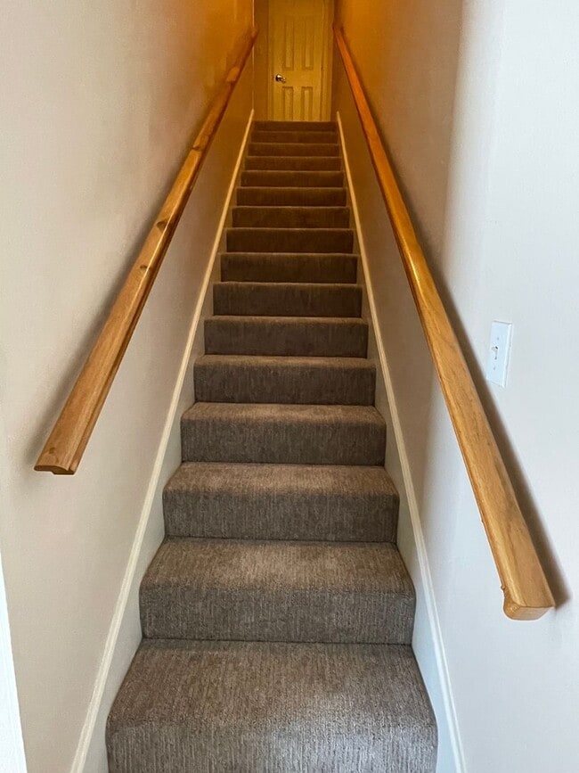 Building Photo - 2 BEDROOM TOWNHOME