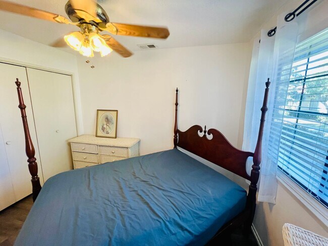 Building Photo - Inviting Gated Community Townhome—Jess Ranch 55+