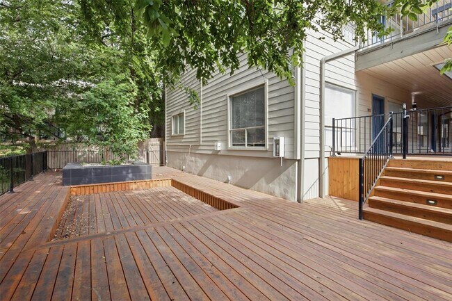 Building Photo - 908 Poplar St