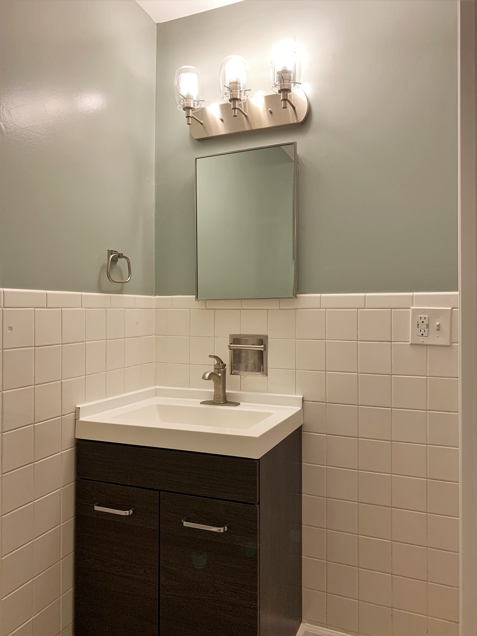 2nd bathroom - 1135 W 41st St, 1E