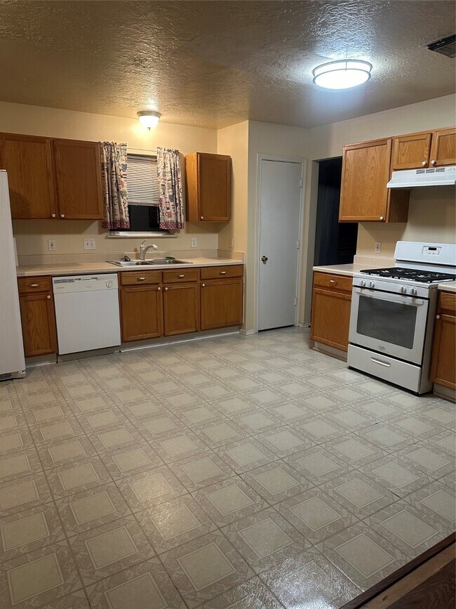 Building Photo - 4803 E Parma Dr