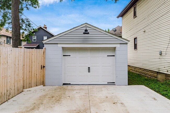 Building Photo - 366 E Hinman Ave