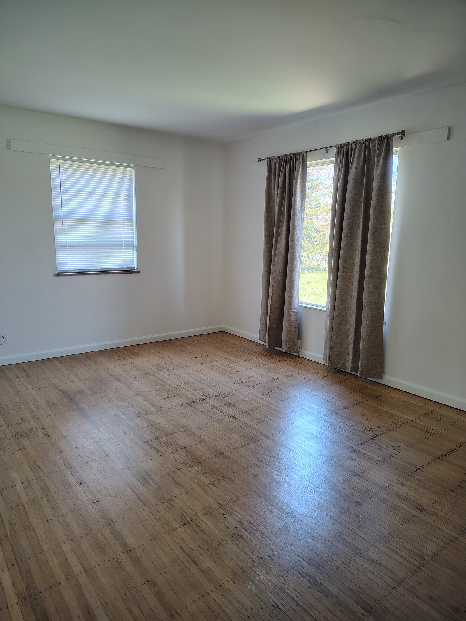 Building Photo - 1651 W 57th St
