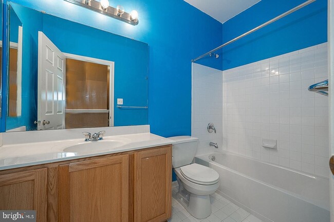 Hall Bath - 1904 Northridge Dr