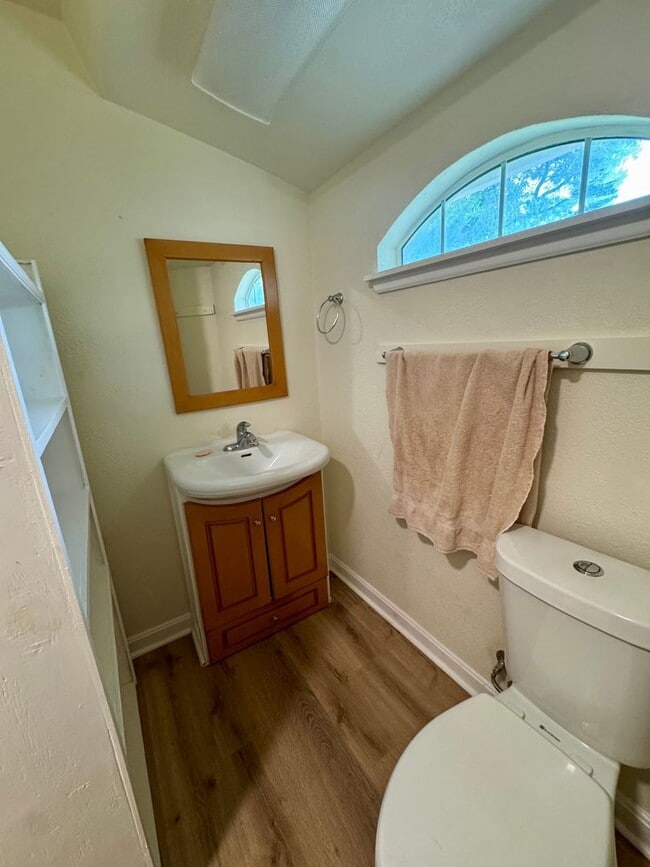 Building Photo - Cute 2/1 Home Available for Immediate Move In!
