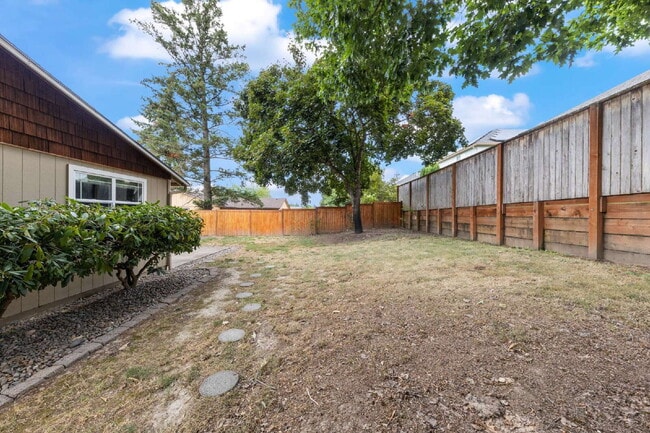 Building Photo - Charming 3 bedroom home with large yard!