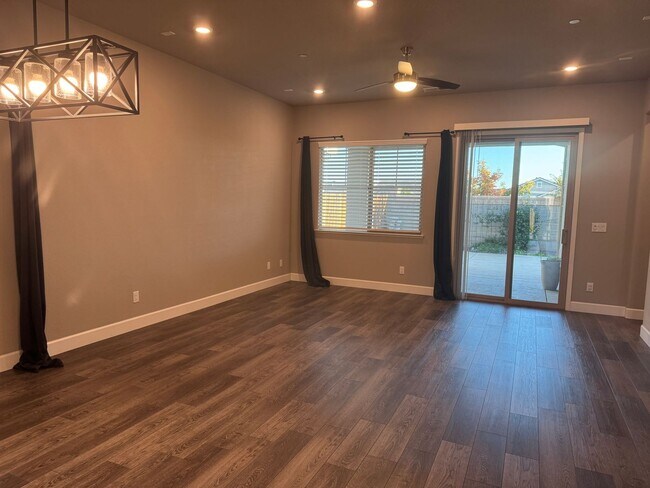 Building Photo - Stunning 3 Bedroom Home in Roseville near Rex Fortune Elementary and John Byouk Park!