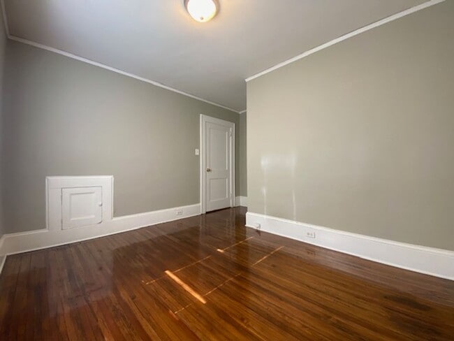 Building Photo - Villa Heights-Belmont Area 2 or 3 bed, 2 b...