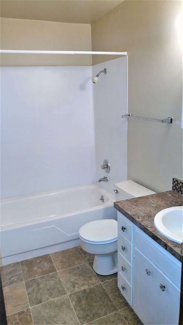 Building Photo - Spacious Renovated 2 Bed 1.5 Bath with Cor...
