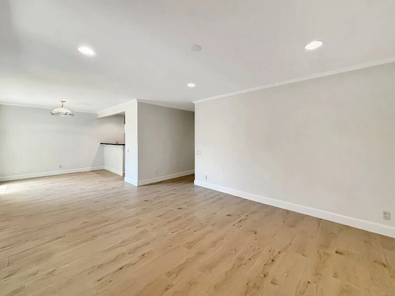 Building Photo - 8503 Villa La Jolla Dr