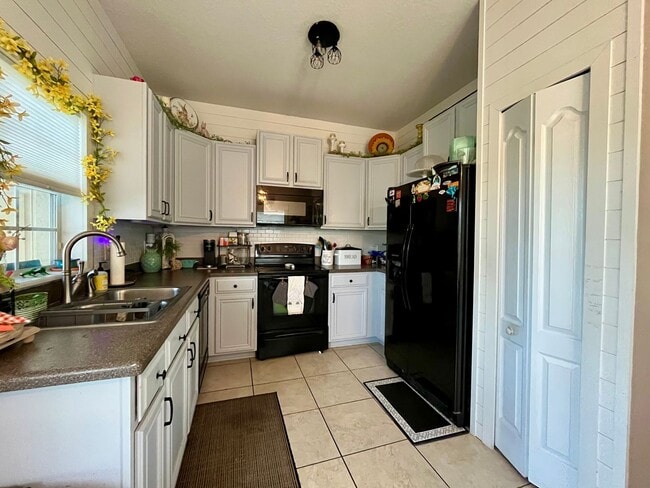 Building Photo - Beautiful Townhome
