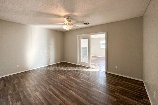 Building Photo - Beautiful 3 Bed 2 Bath in the Heart of OKC!