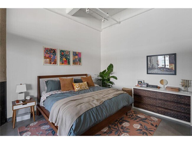 Building Photo - 700 N Washington Ave