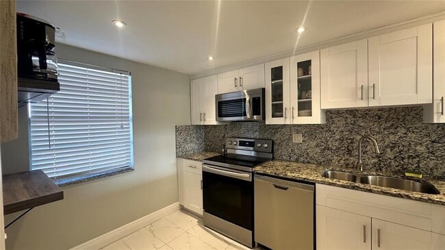 Building Photo - 1401 N Riverside Dr