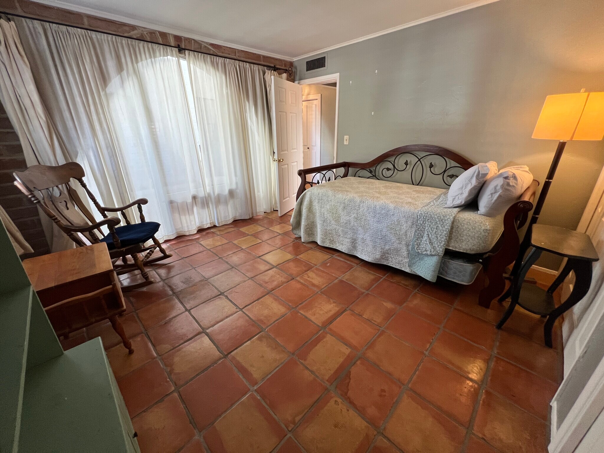 Building Photo - 604 W Roller Coaster Rd