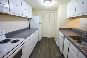 Building Photo - 120 Viking Ct