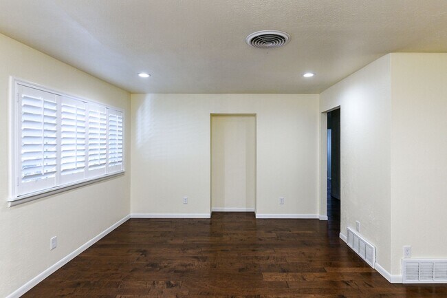 Building Photo - 4406-4410 Granbury TriPlex