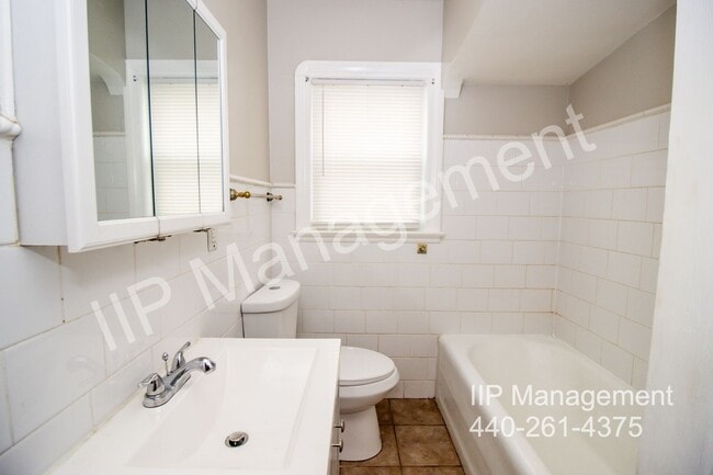 Building Photo - 340 E 197th St