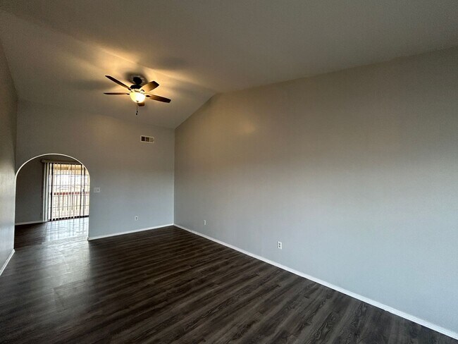 Building Photo - Horse Property in Golden Hills