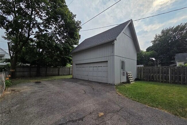 Building Photo - 9611 Larnder Ave