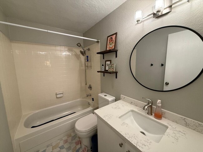 Building Photo - 2 Bedroom 2 Bathroom + Parking and Storage!