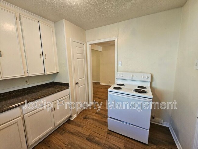 Building Photo - 6540 Hollis Ave
