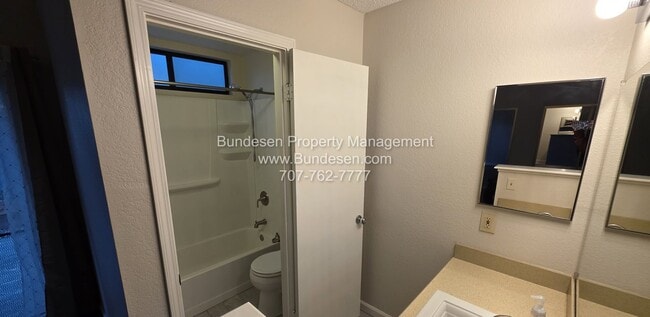 Building Photo - Charming and spacious 3 bedroom, 2 bath si...