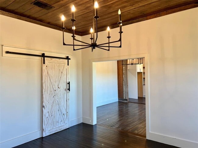 Building Photo - 305 Hall St