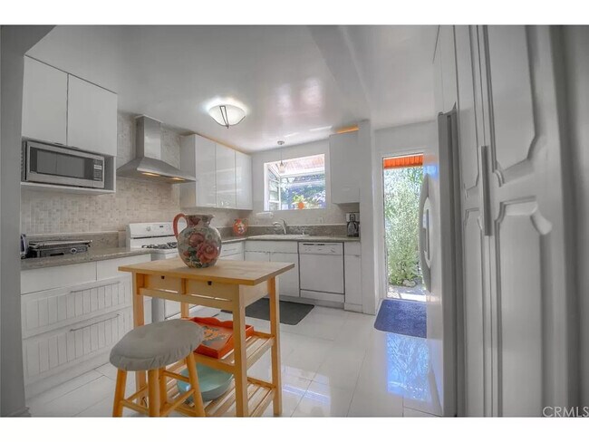 Building Photo - 2821 Greenfield Ave