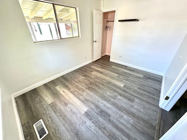 Building Photo - Cozy Price Rental