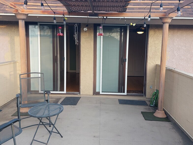 Building Photo - 927 S Downey Pl