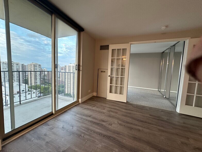 Building Photo - 1212 N La Salle Dr