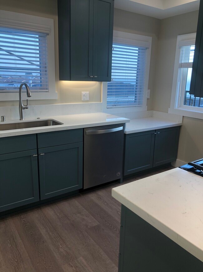 Building Photo - 2806 Ocean Dr