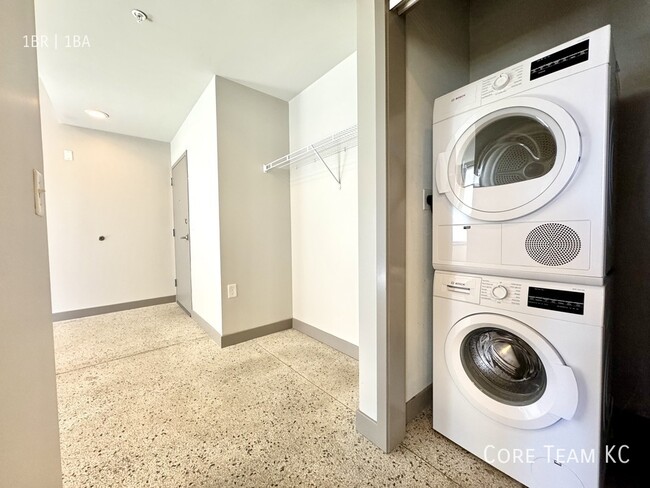 Building Photo - 306 E 12th St