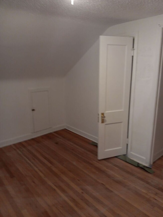 Building Photo - Quaint 3 bedroom home