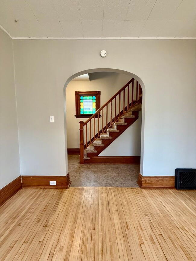 Building Photo - Available Feb 15th! Spacious 3–4 Bedroom Home in Prime Central Location