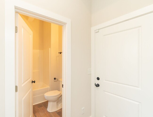 Building Photo - Modern 4 Bedroom Townhome in Southside Chattanooga