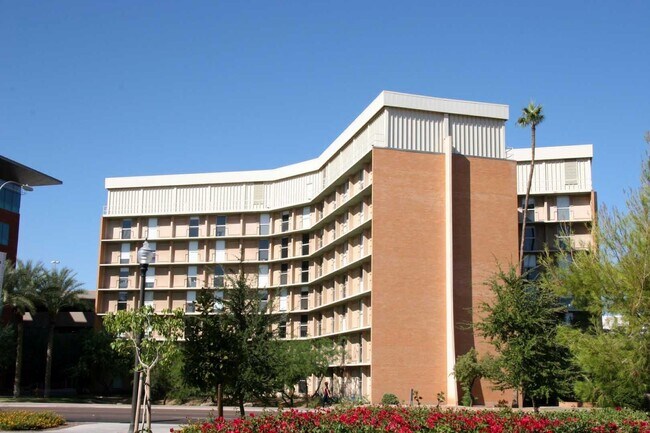 Building Photo - 716 W 11th St